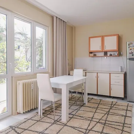 Iztok House